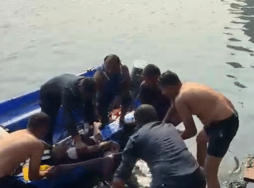 સુરતની તાપી નદીમાં યુવકની મોતની છલાંગ:બોટમાં બે કલાક સર્ચ-ઓપરેશન કર્યા બાદ મૃતદેહ મળ્યો, ફાયર ટીમને યુગલે ઝંપલાવ્યું હોવાનો કોલ મળ્યો હતો